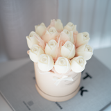 Vue rapprochée du bouquet de bougies tulipes en cire de soja naturelle