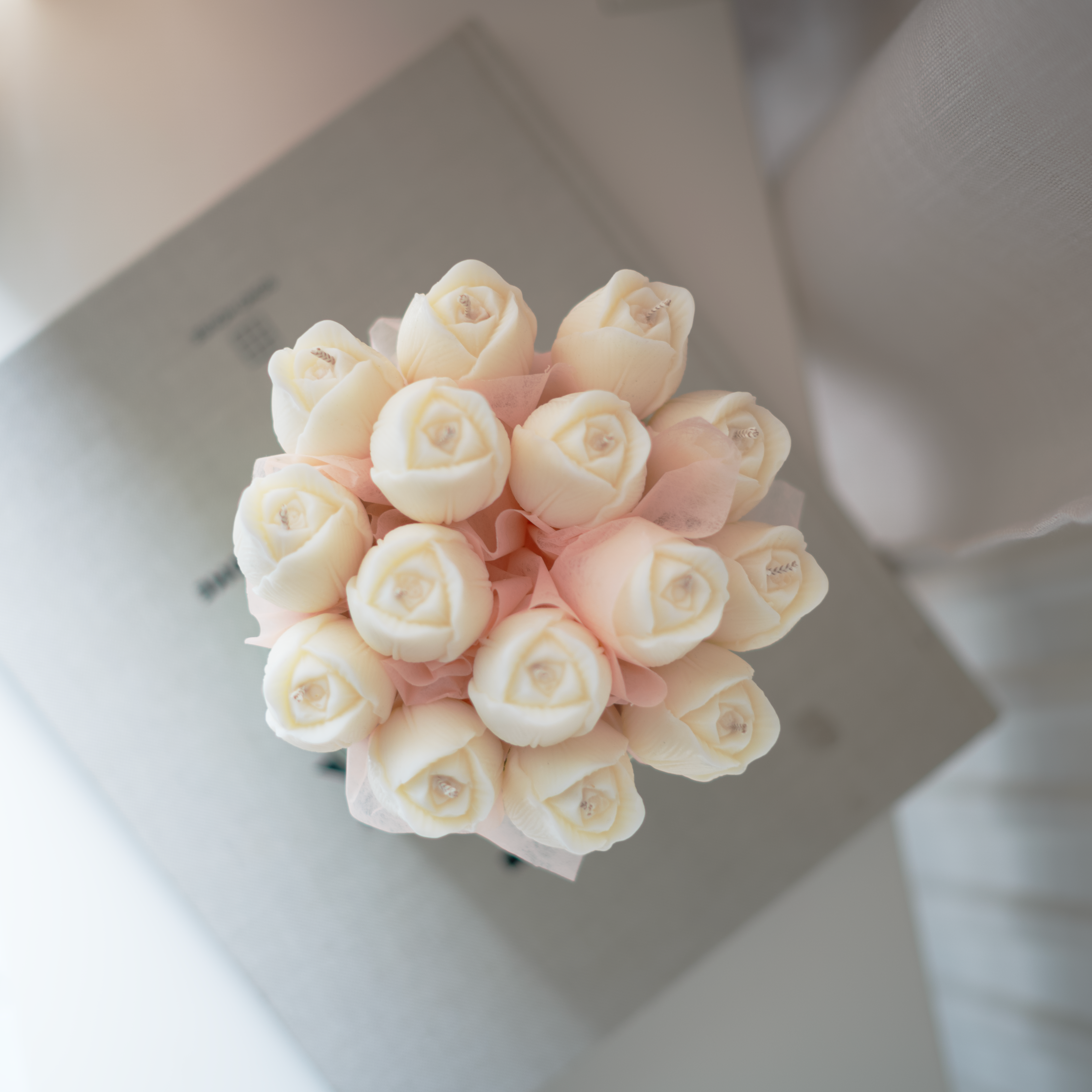 Détail des tulipes en cire de soja du bouquet de bougies - Studio Firaora