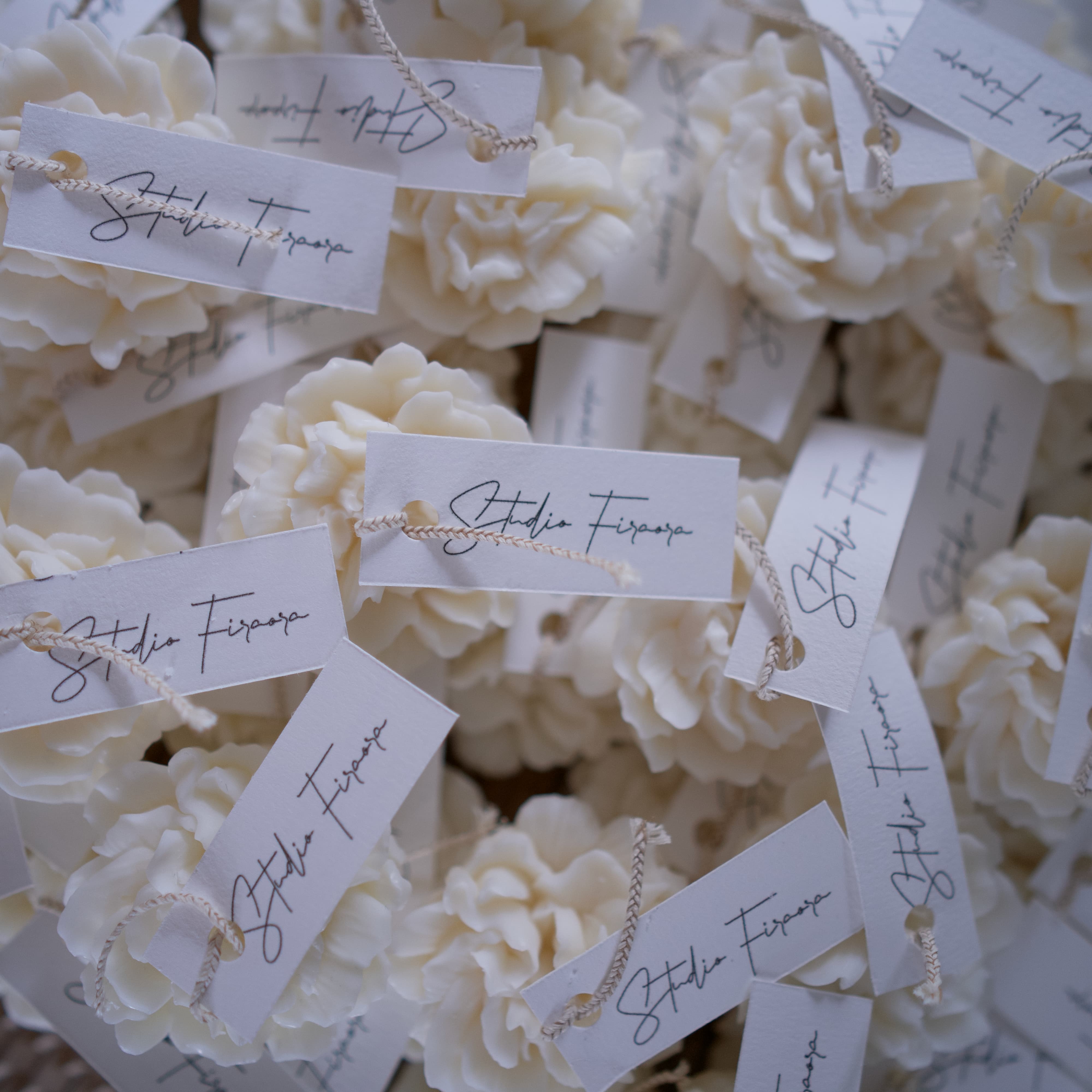 Bougie en forme de fleur, moulée à la main artisanalement. 